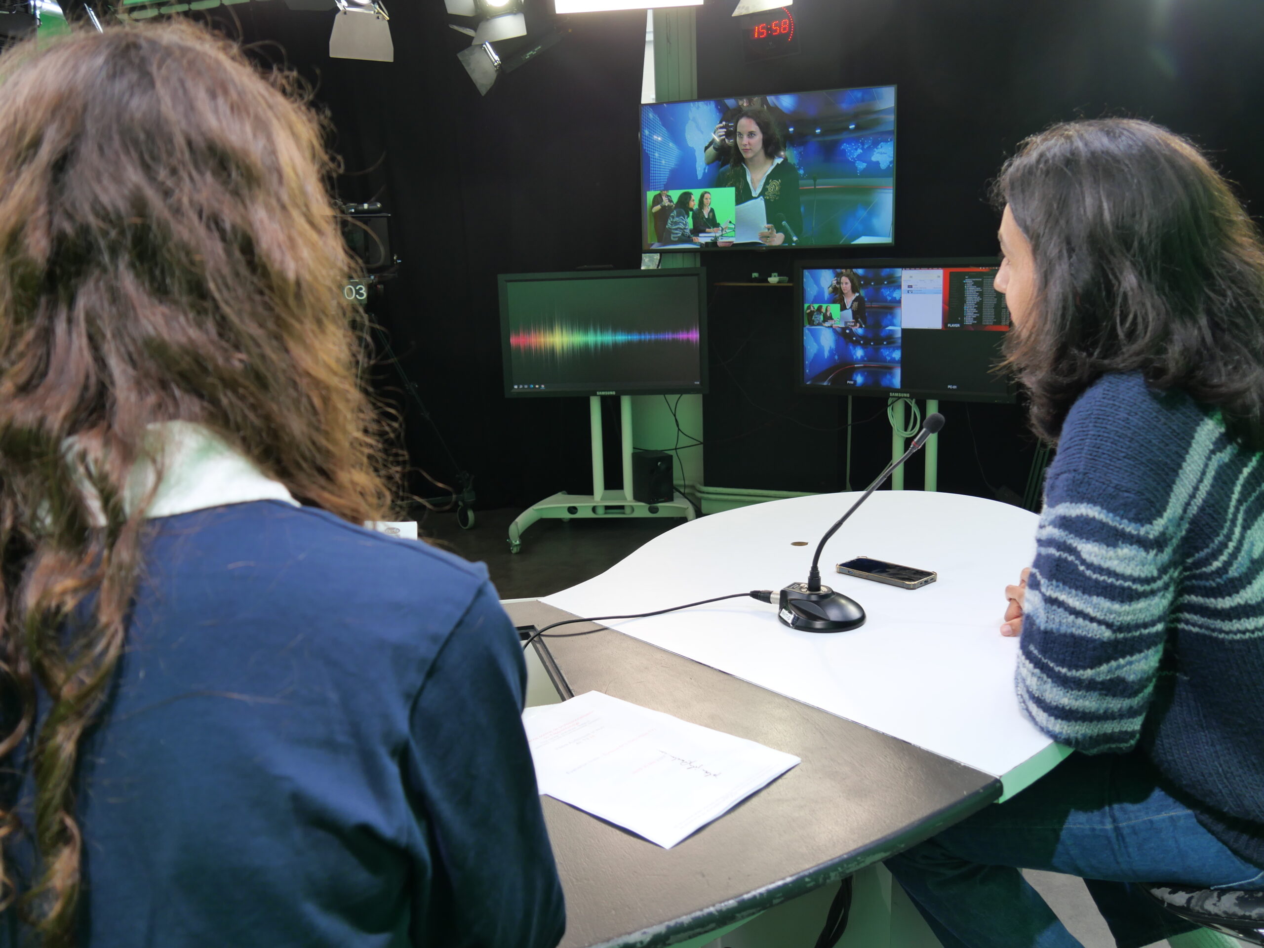 Étudiants sur un plateau TV