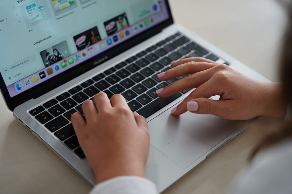 Étudiante travaillant sur son ordinateur