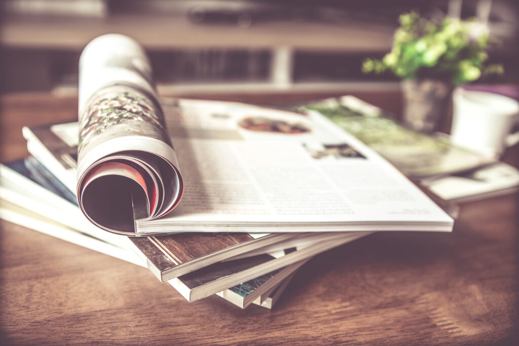 Magazines sur une table