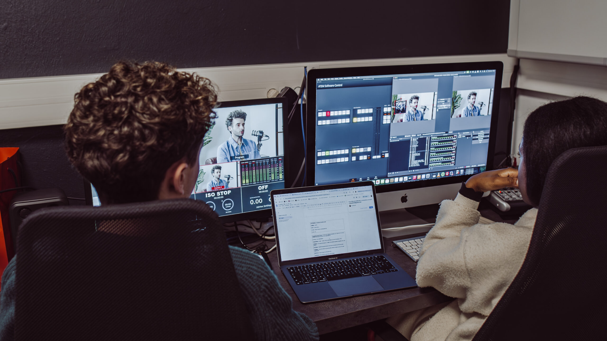 étudiant en journalisme audiovisuel et web paramétrant un live