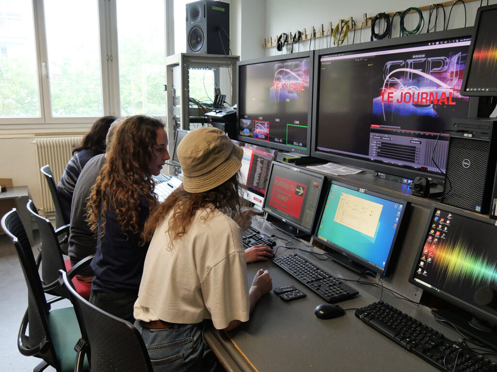 Groupe d'étudiants travaillant à la régie