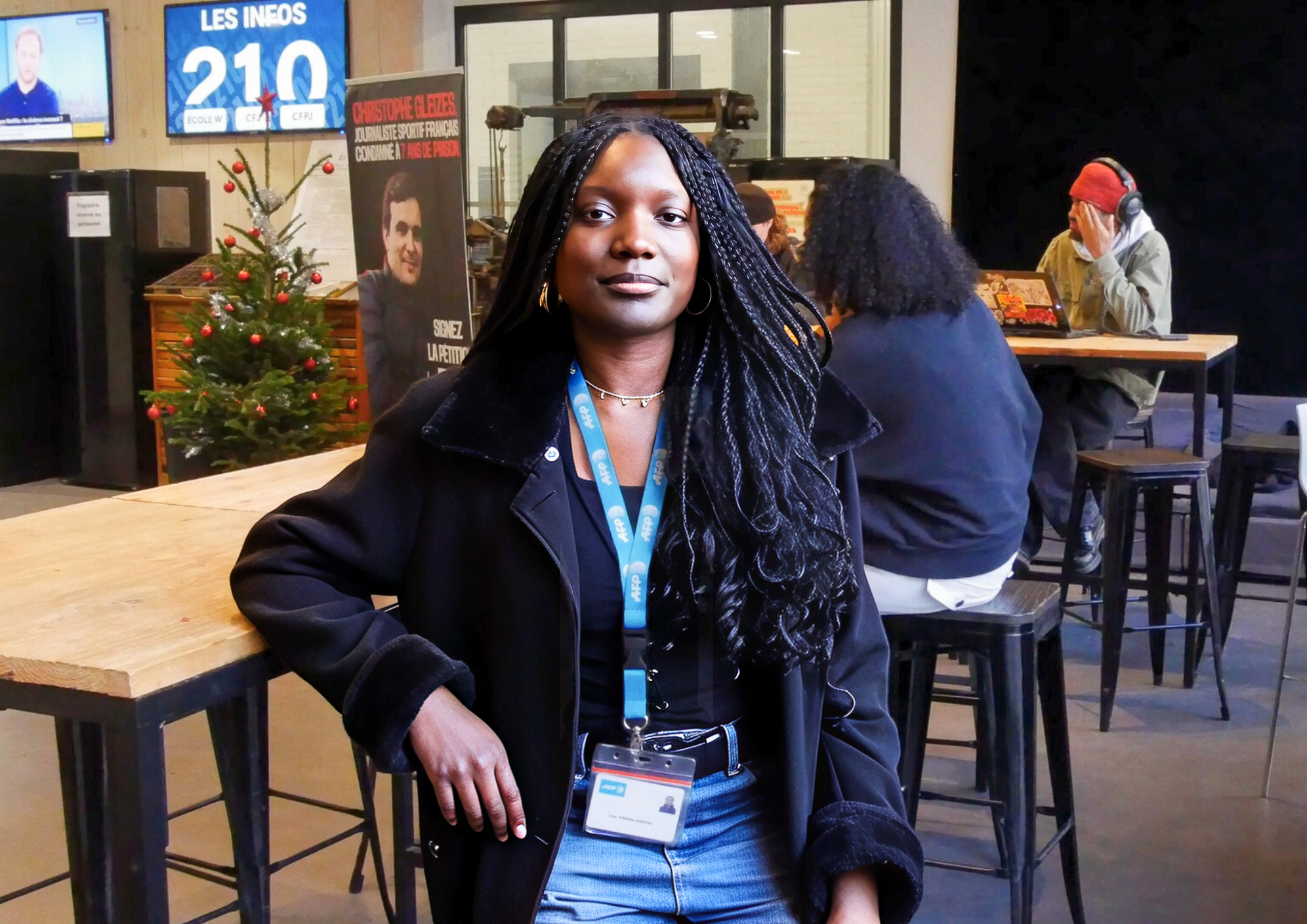 Portrait d’Inès Mbemba Kabuiku dans le hall d’accueil de L’École du CFPJ