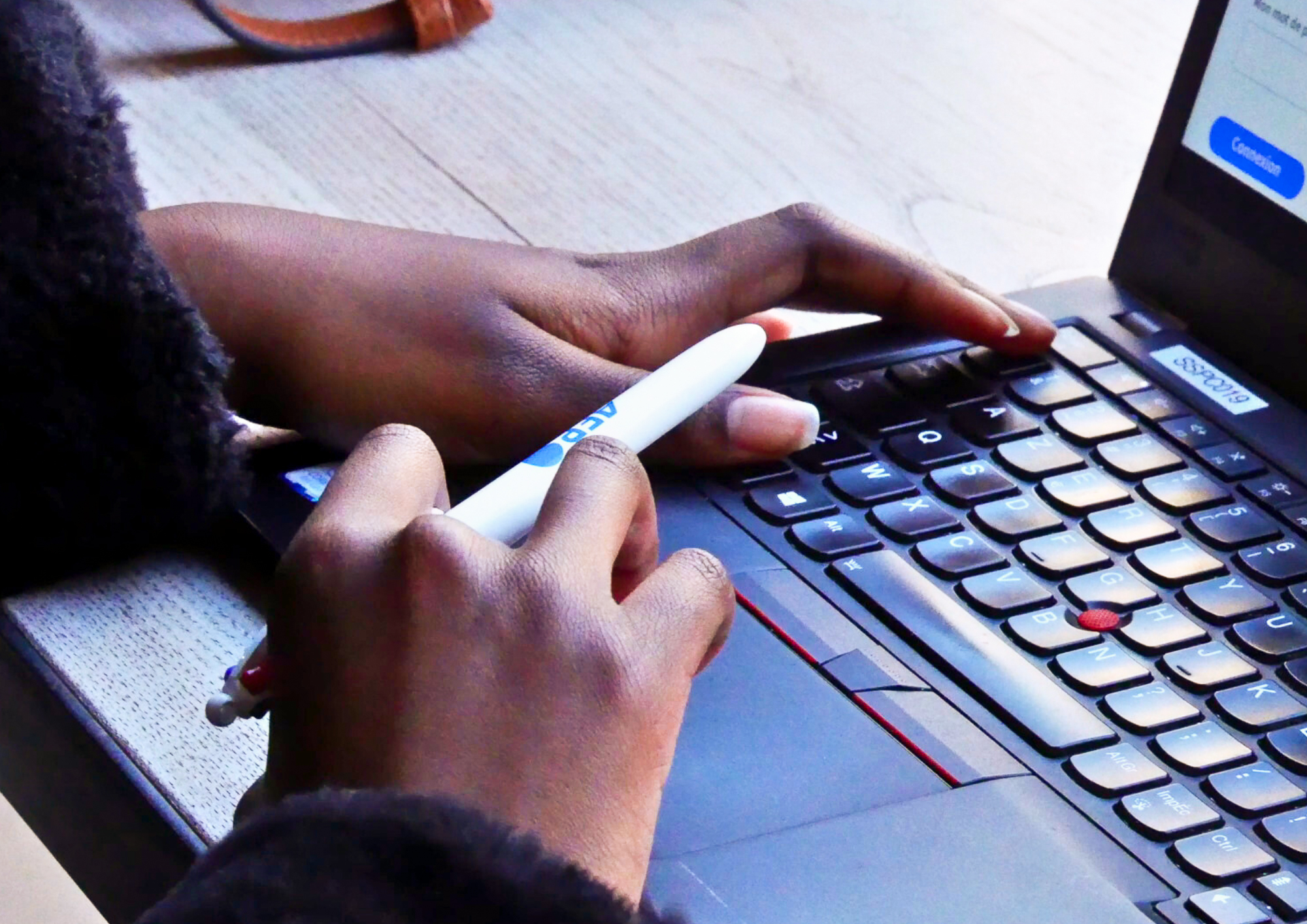 Inès Mbemba Kabuiku en train de rédiger sur son ordinateur